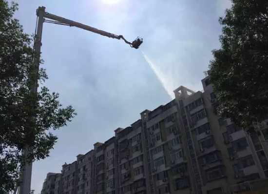 天津华苑一楼顶违章建筑起火 私搭乱盖何时休