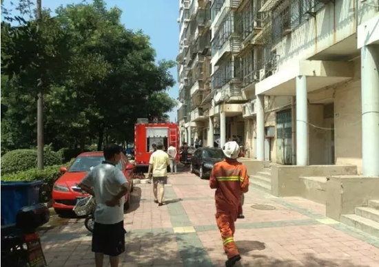 天津华苑一楼顶违章建筑起火 私搭乱盖何时休