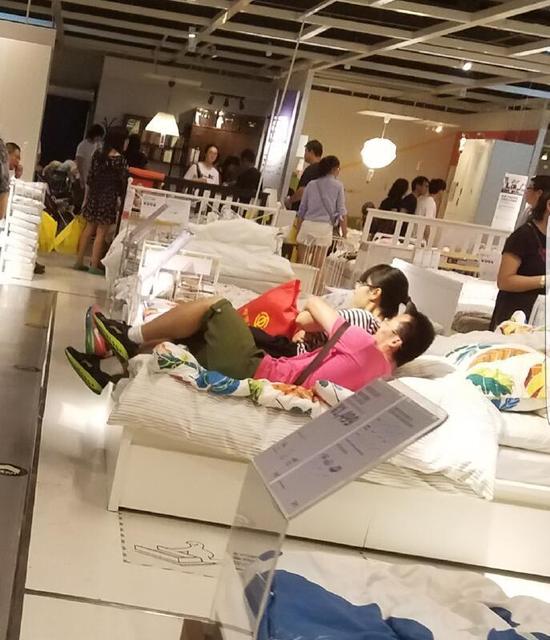 男女在天津宜家床上嬉闹 画面不可描述