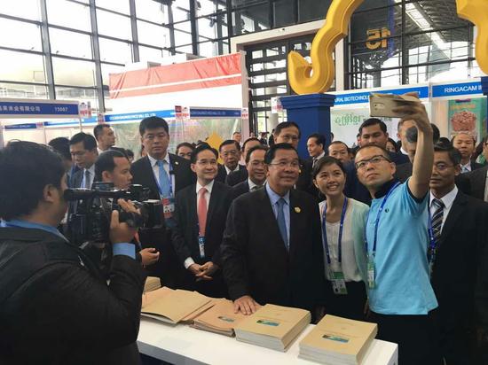 洪森首相视察东博会优联展位 盛赞优联集团柬