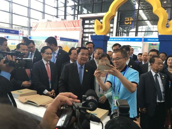 洪森首相视察东博会优联展位 盛赞优联集团柬