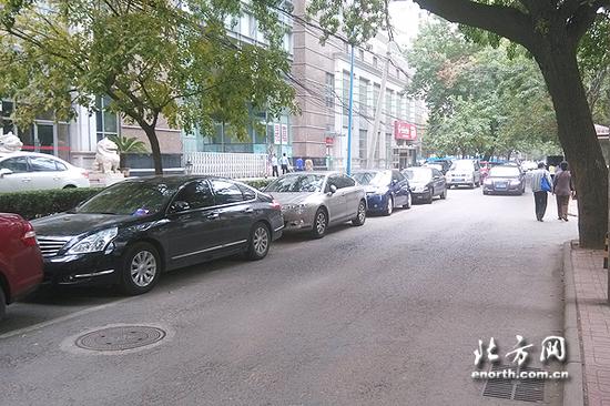《道路交通安全法》第五十六条规定机动车应当在规定地点停放