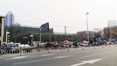 正兴通茶博文玩城门前市场占路 堵成了“疙瘩”