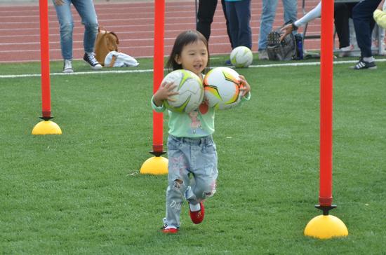 根伟俱乐部联合丽通运业举办MINI足球节活动