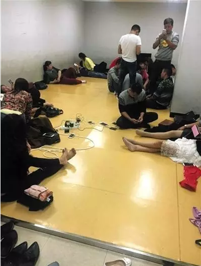 “小黑屋”设施简陋,仅有充电插座,没有床和被子。图片由受访者供图。