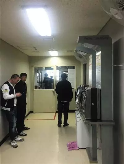 济州机场内进出“小黑屋”的门紧闭,中国游客被扣押在此。图片由受访者供图。