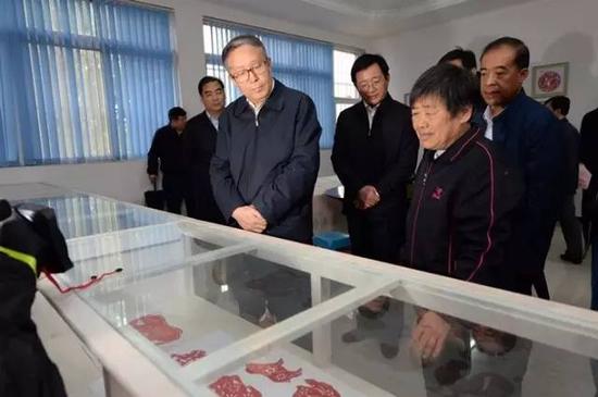 (10月7日,李鸿忠到蓟州区调研,走进“钱大妈剪纸”展室参观,称赞钱大妈是“草根艺术家”)