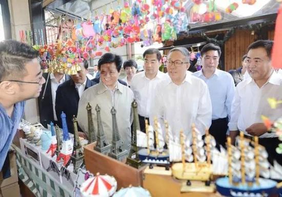 (10月5日,李鸿忠在河北区意式风情区与商户交谈)