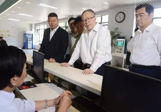(10月5日,李鸿忠到河北区鸿顺里街调研社区工作)