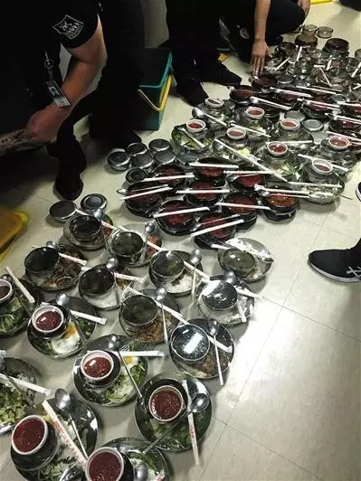 被扣押游客每顿自行付费约50元人民币,由机场人员订餐。图片由受访者供图。