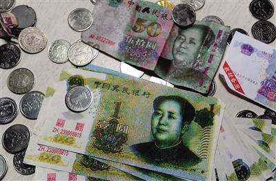 南部公交公司收银中心工作人员展示清理出来的各种奇葩“钱币”。