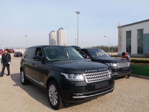路虎揽胜行政加长版狂放不羁抢尽风头