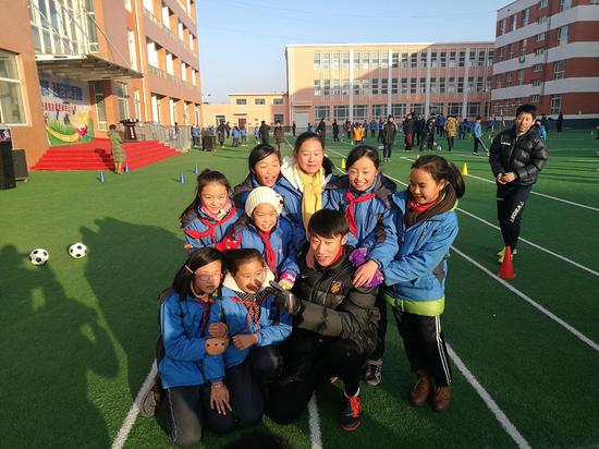 走进校园潜心公益足球 张鹭:了解孩子所需 会一