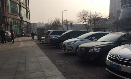 天津中豪世纪花园门前收过路费 进来一秒都得