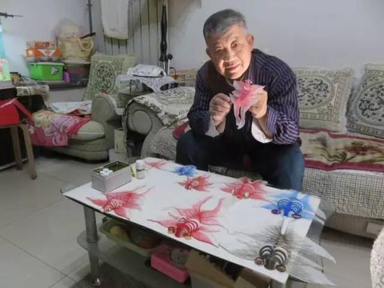 天津大爷做的风筝太真了 竟然被老鹰叼走了(图)_新浪天津_新浪网