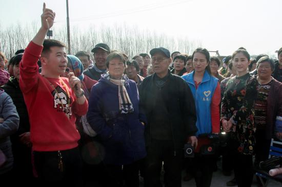 东二营镇二月二春龙会现场主持人强亚朋指挥着活动
