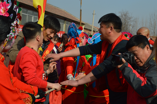 在热闹的锣鼓声中开场后,他们用拔河比赛,来决出出场顺序