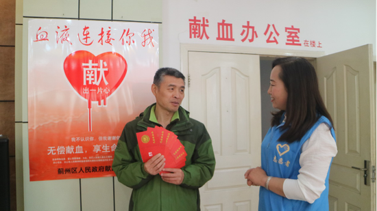 无偿献血达到6000多毫升的志愿者吴宗权谈无偿献血体会