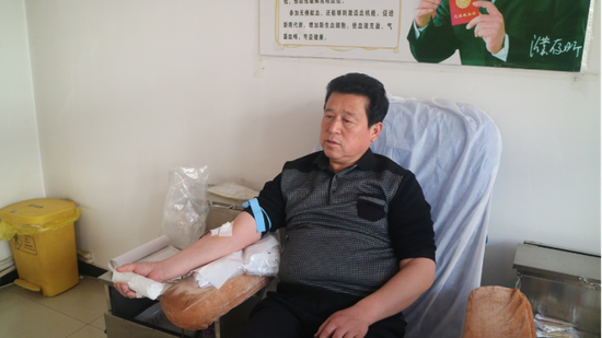 医务人员林刚在乐园献血屋献了400毫升的鲜血,他说:我们知道献血有益健康,我们医务人员很多人都献了血。