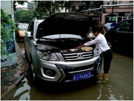 安欣雯在天津“7.20”暴雨灾害中冒雨现场查勘