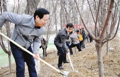 红桥区在北运河桃花园启动2017年春季全民义务植树活动,全区200余名党员干部和社区志愿者现场栽植桃树近千株。