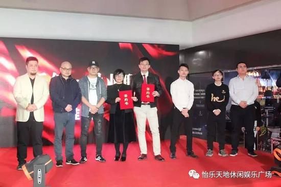 与商户代表达成合作意向并进行签约仪式,今后共同致力于为广大顾客带来更多、更长远持续的实惠