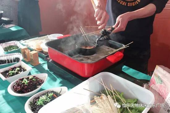 怡乐天地2层一家嘿店的特色黑色食材健康火锅,现场制作、品尝让大家一饱口福。