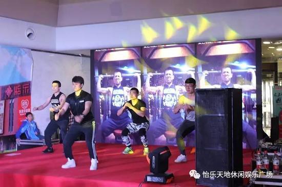 怡乐天地3层奥其健身俊男美女卖力为 大家带来力量与美的精彩表演