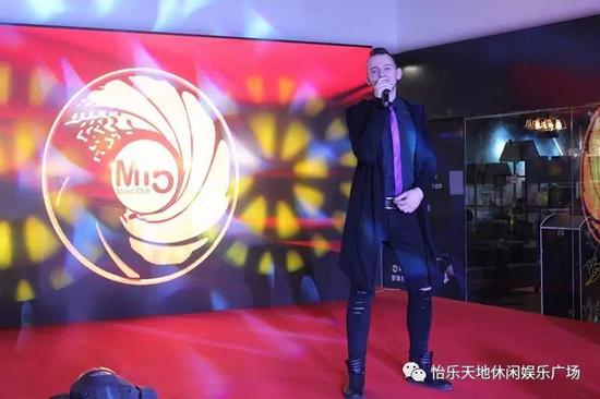 怡乐天地1层MI5酒吧的外籍歌手吸引了一众女观众