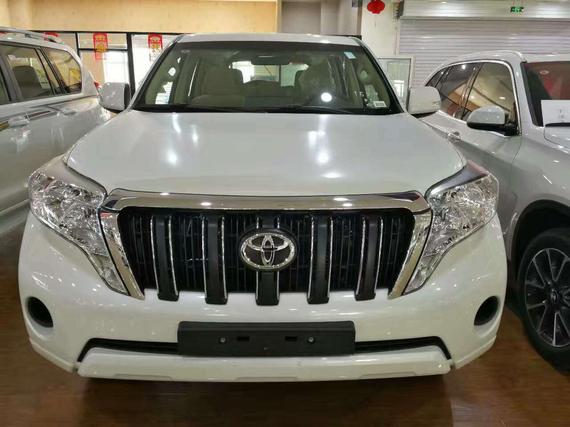 丐版17款丰田霸道4000穿越人山人海