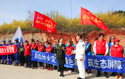 平安文艺志愿者在连翘谷风景区进行青年风采展示