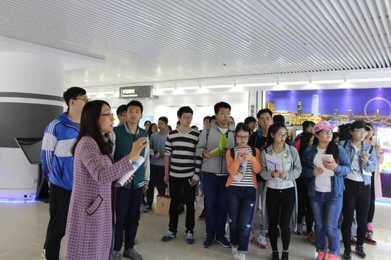 陈璐副主任为老师和同学们介绍了近年来天津市环境保护工作的进展与取得的成效
