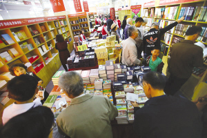 在第22个“世界读书日”到来之际,市民在春季书展参观。