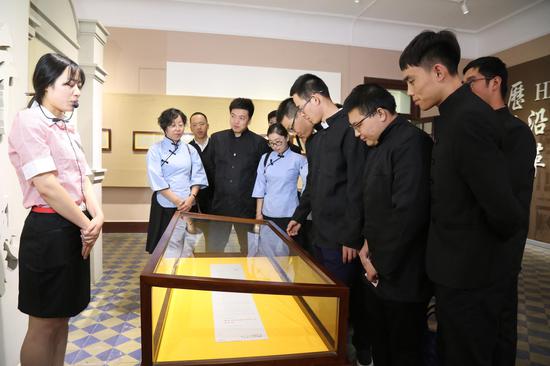 参观北洋学堂校史馆重温五四精神