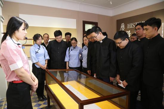 参观北洋学堂校史馆重温五四精神