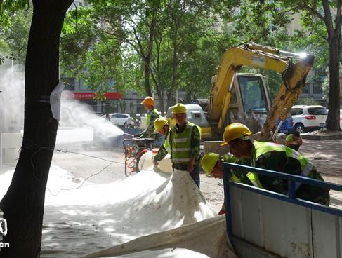 图为河西区正在加紧气象台路凤凰城社区对面无名小路改造工作