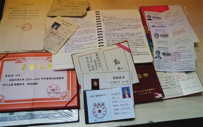 图为自1957年起与上学有关的材料。