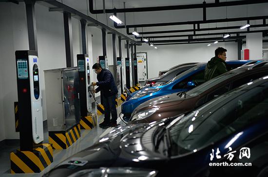 在津湾广场地下充电站,市民为电动汽车充电