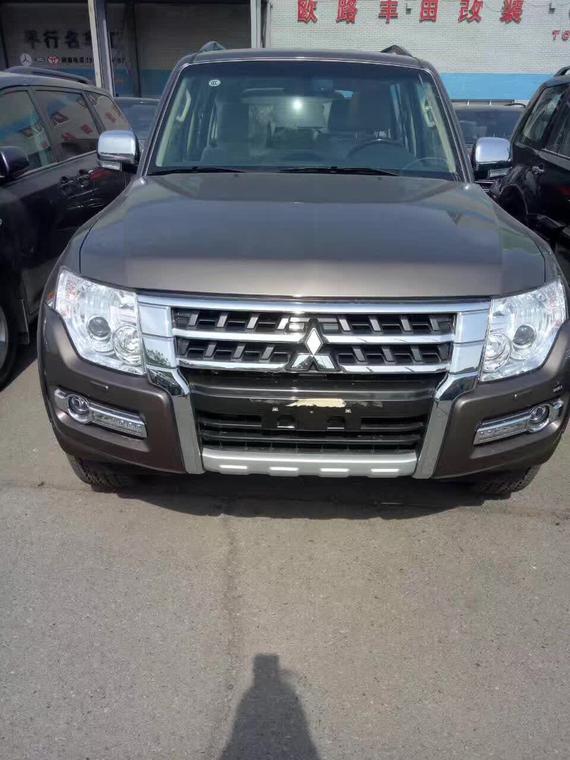 17款中东版三菱帕杰罗颜色配置报价大全