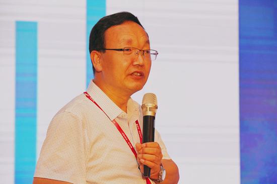 韩复龄以“金融去杠杆与产融协同发展”为题进行主题分享