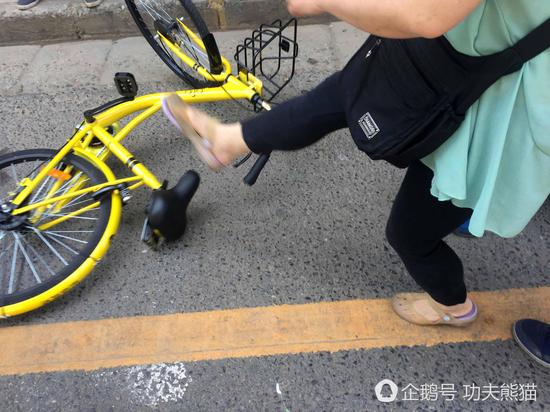 在附近打工的妈妈实在是太生气了,愤怒之下将车子踢倒。