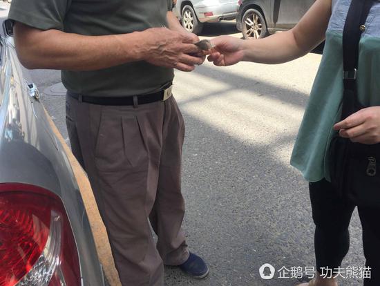 车主和家长的沟通后,家长给赔了50块钱。