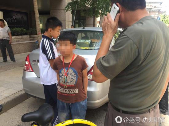 车主与小朋友的家长联系,准备处理问题。