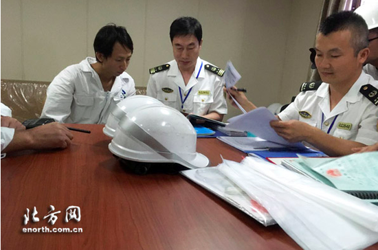 海事局工作人员登船对船舶用油进行检查