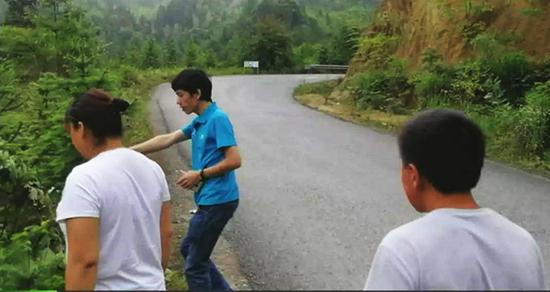 6月11日,湖南女子广西旅游车祸身亡事发现场,家属遭遇“天价”运尸费。