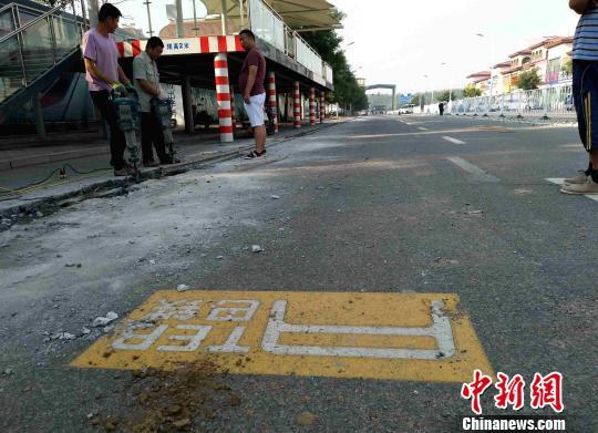 图为“巴铁试验线”道路一侧轨道被刨开。