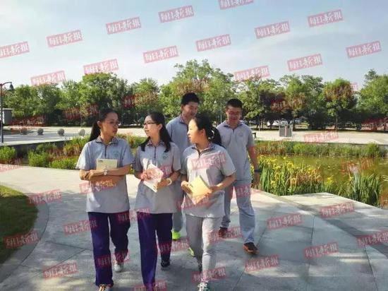 (王逸与同学们合影,左一为王逸)