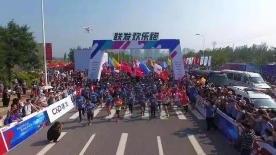 随着时间的推进,活动现场人潮涌动,一场集结跑步与欢乐的运动Party正式启动!