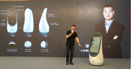 云迹科技高级副总裁李全印在AI专场会上与大屏展示交互机器人“云帆”互动