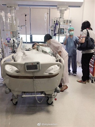杨婷的妈妈肖女士在当地医院陪护她